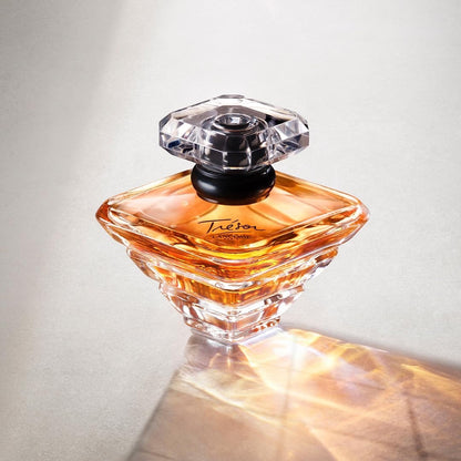 Lancôme Trésor Eau de Parfum, zeitloser, blumig-femininer Damenduft mit zartem Pfirsich, eleganter Iris und warmem Sandelholz, 50ml