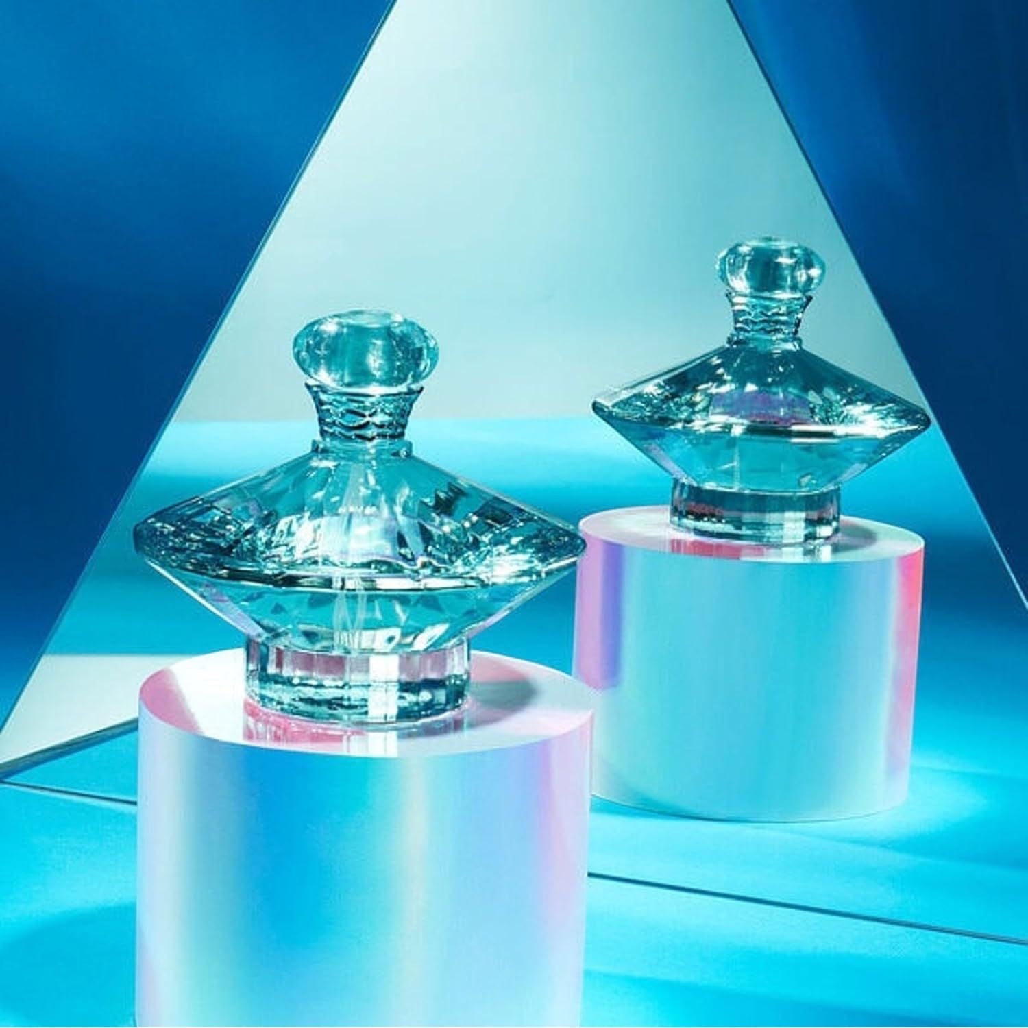 Britney Spears Curious 30 ml – Eau de Parfum für Damen – Weißer Blumenduft – Noten von Magnolie, Jasmin und Vanille-Moschus – Parfum Damen – Aqua-Glasflakon