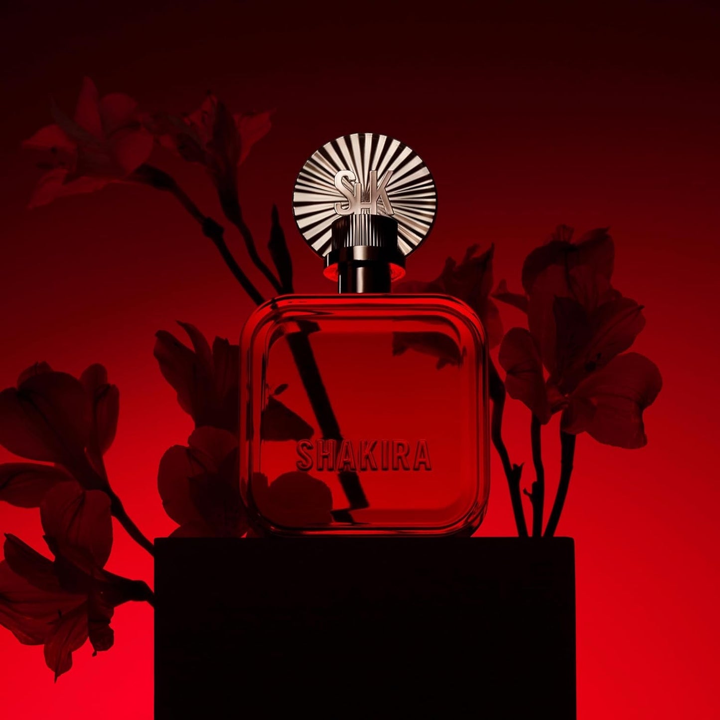 Shakira Perfumes – ROJO by Shakira Eau de Parfum für Damen – Langanhaltend – Kraftvoller, sinnlicher und charmanter Duft – Blumige, würzige und Bernsteinnoten – Ideal für tagsüber – 50 ml