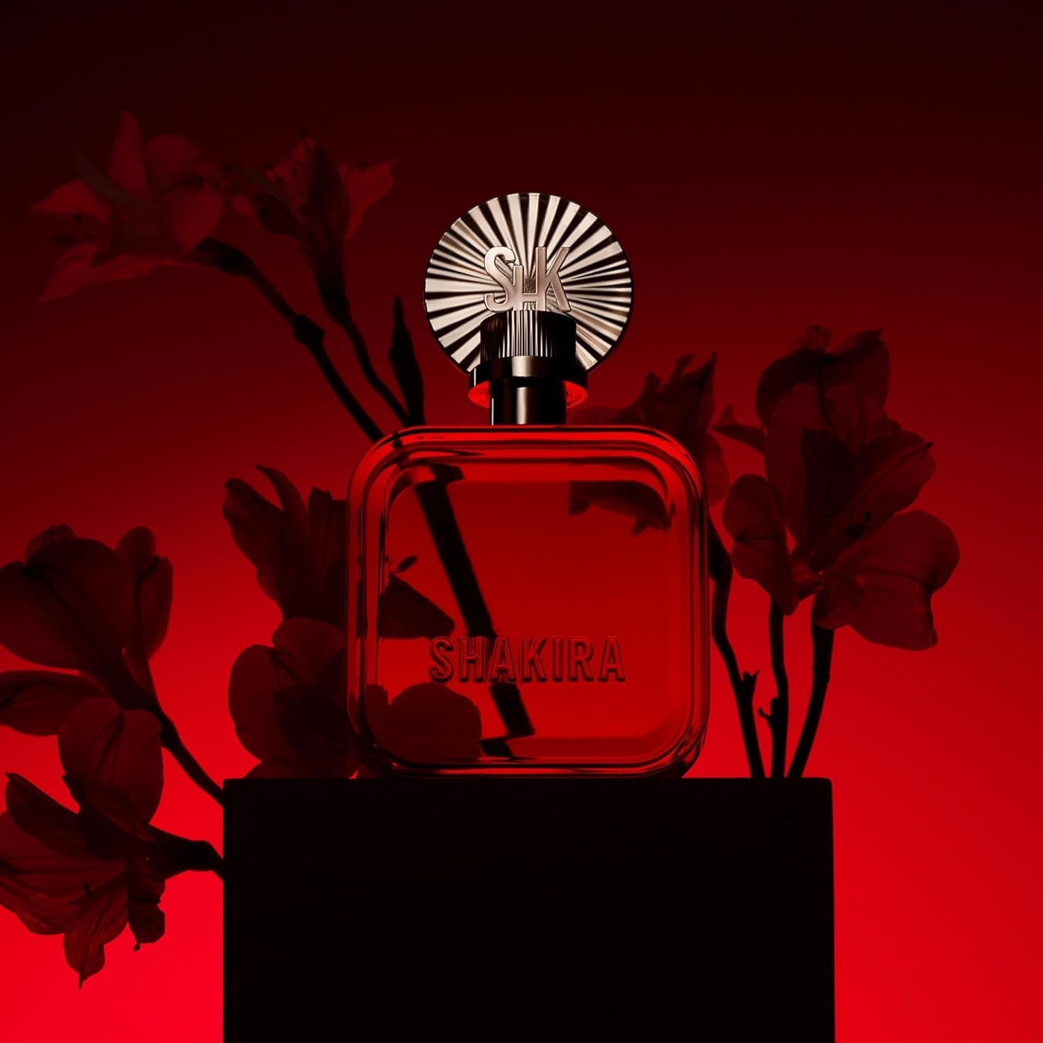 Shakira Perfumes – ROJO by Shakira Eau de Parfum für Damen – Langanhaltend – Kraftvoller, sinnlicher und charmanter Duft – Blumige, würzige und Bernsteinnoten – Ideal für tagsüber – 50 ml